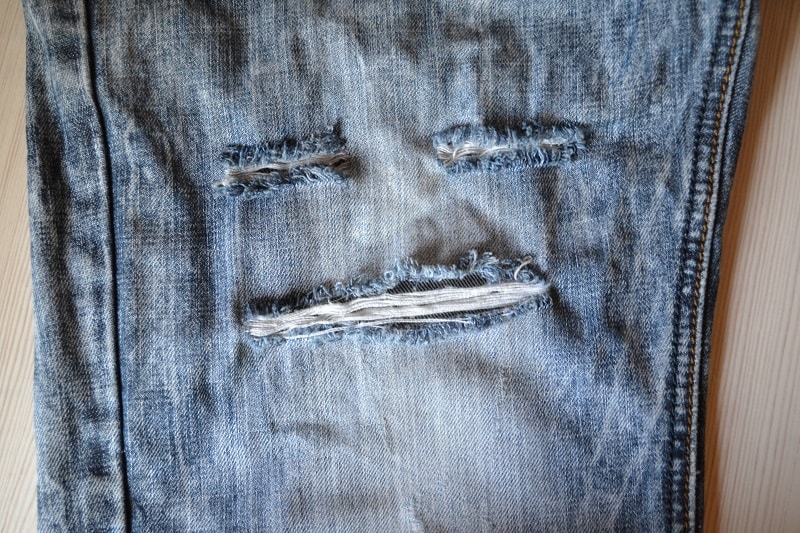 Заплатки на рваные участки джинсов